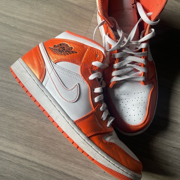 Jordan 1 Mid Metallic Orange